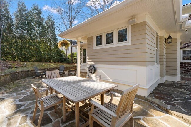 Building Photo - 979 Springdale Rd NE