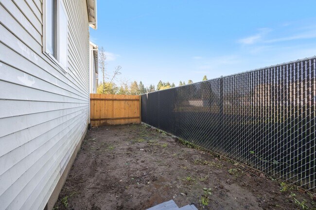 Building Photo - 3 bedroom, 2.5 bathroom home - SE Portland