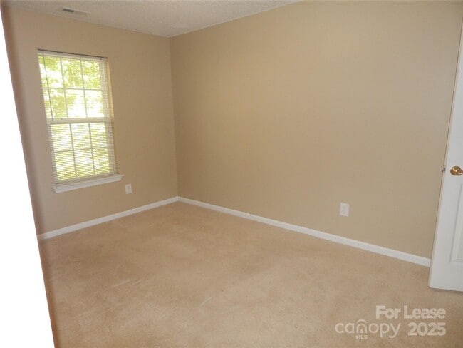 Building Photo - 307 Alabarda Ln