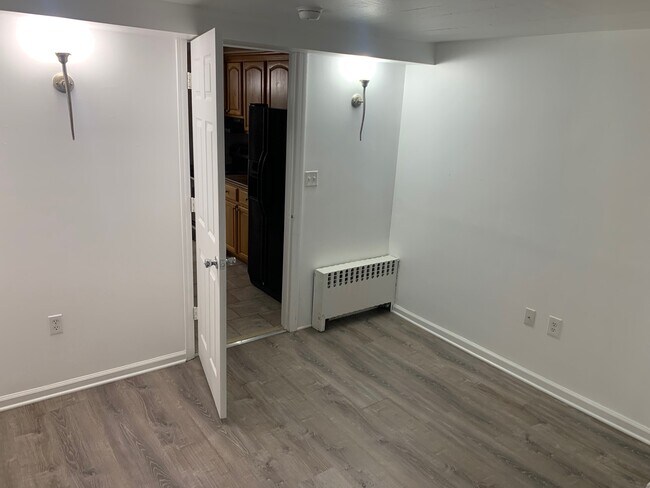 Building Photo - 2 Hollowbrook Plz