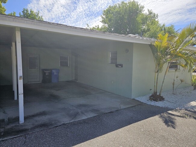 Building Photo - Annual Unfurnished 2 Bedroom 2 Bathroom Duplex with a Carport on Venice Island!