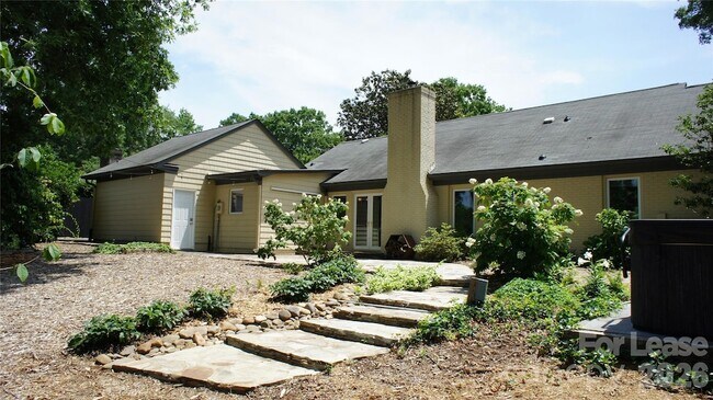 Building Photo - 4400 Woods End Ln