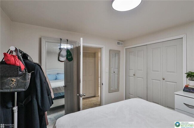 Building Photo - 204 Ridings Cir