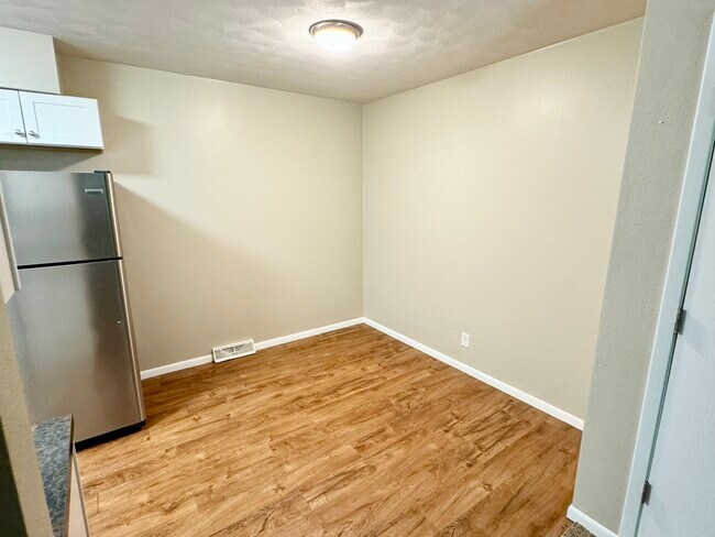 Building Photo - 509 W Valley Dr