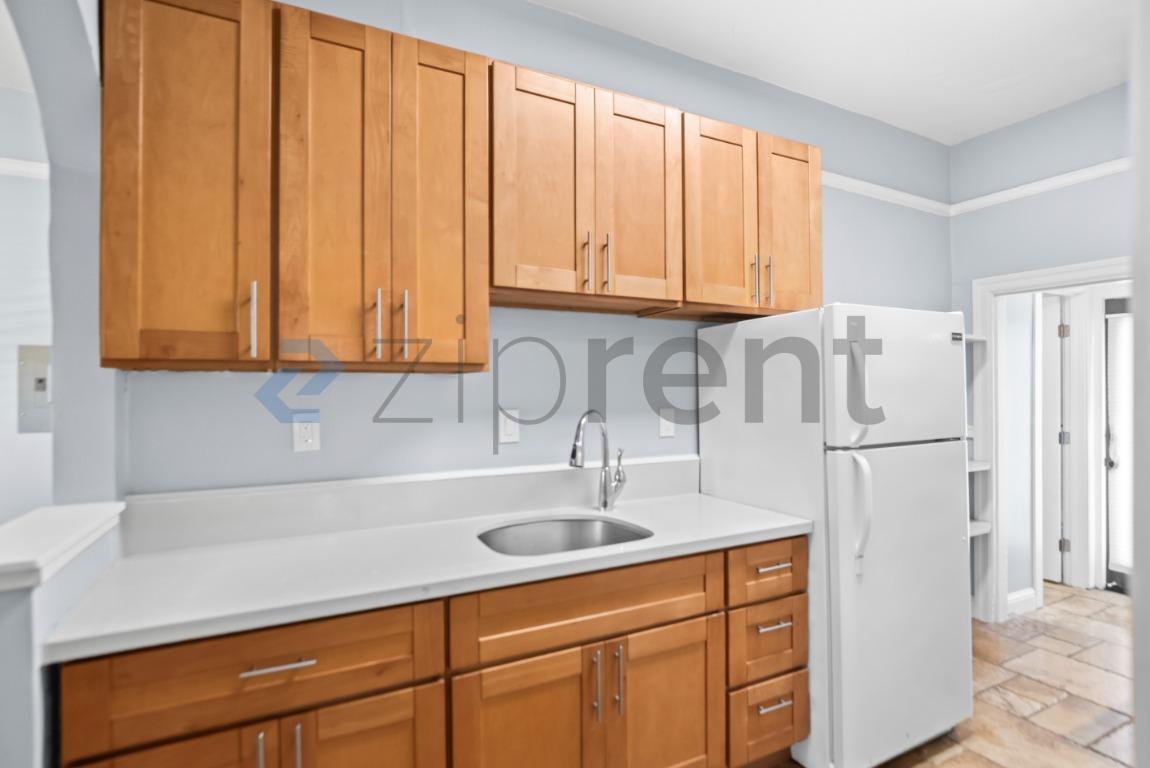 Building Photo - Unit B