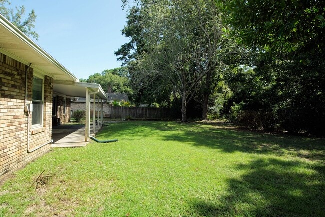Building Photo - Great Location in Mary Esther