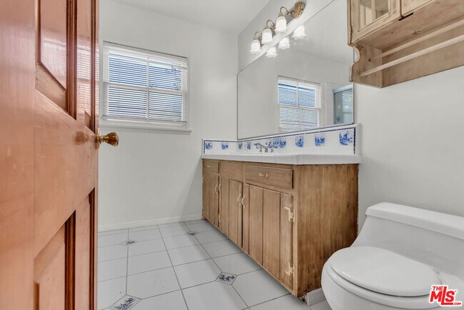 Building Photo - 9322 Lasaine Ave