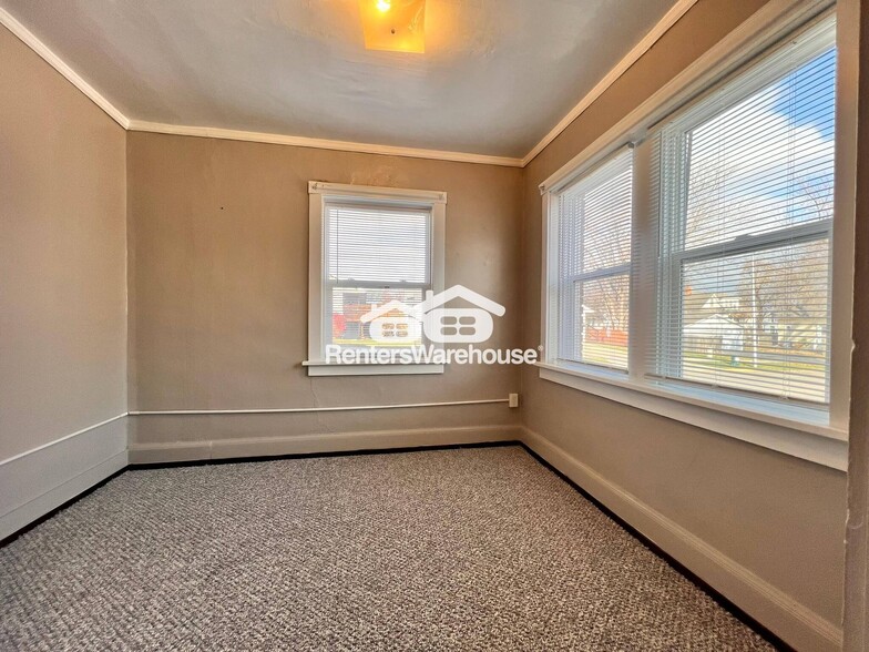 Building Photo - 610 N Buxton St