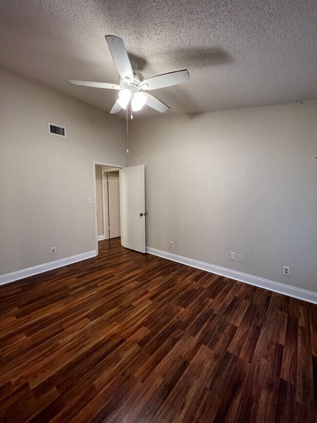 Building Photo - 2 Bedrooms w/ Scenic View