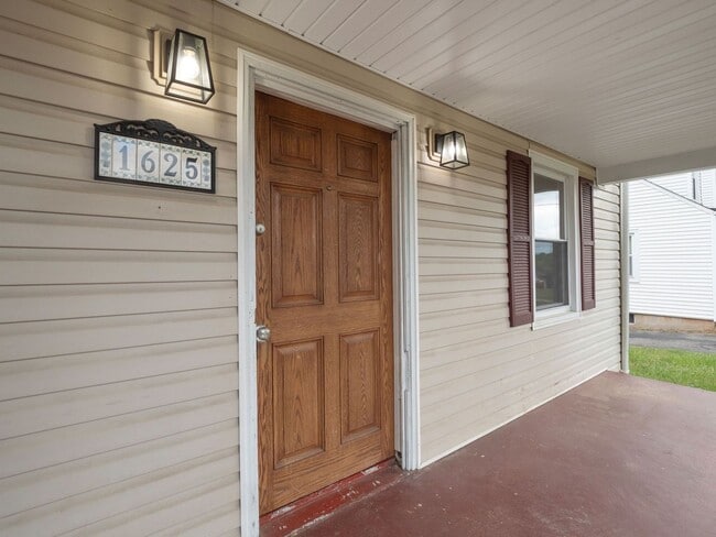 Building Photo - 4 Bedroom/1 Bathroom Home with Fenced Yard Available in SE Roanoke!