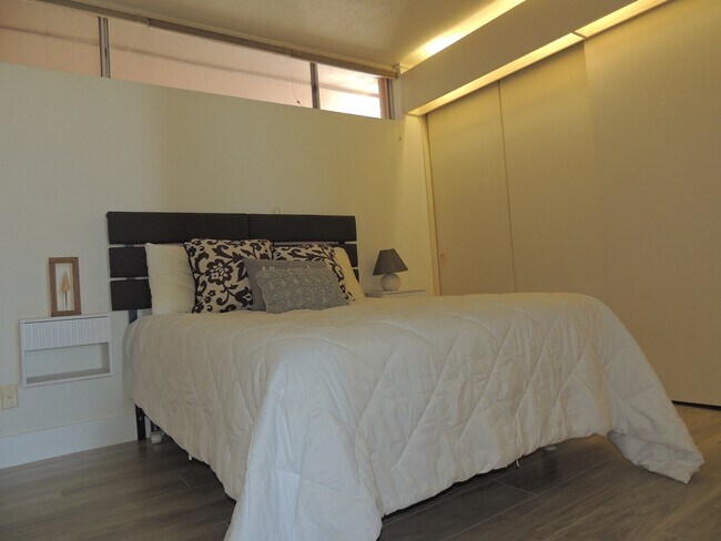 Building Photo - 4302 Ocean Dr