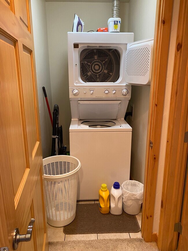 Building Photo - 213 Wolf Park Ln