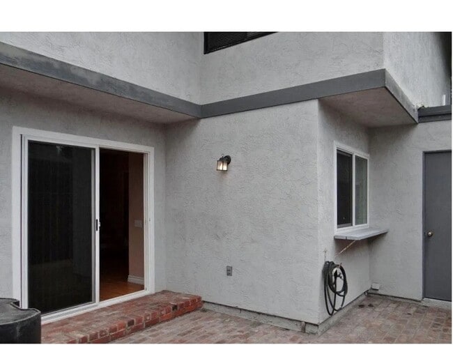 Building Photo - 3 BR Townhouse Located on UCSD Bus Line w/...