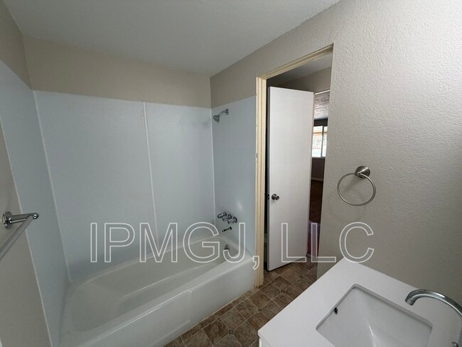 Building Photo - 2917 Formay Ave