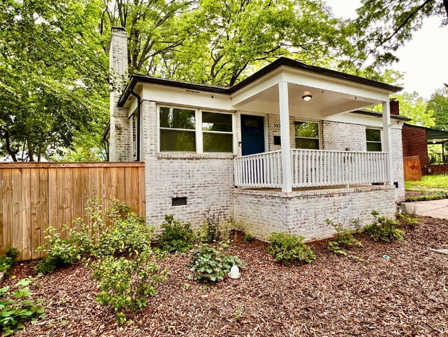 Building Photo - Welcome home to this charming house located near the heart of Charlotte, NC.