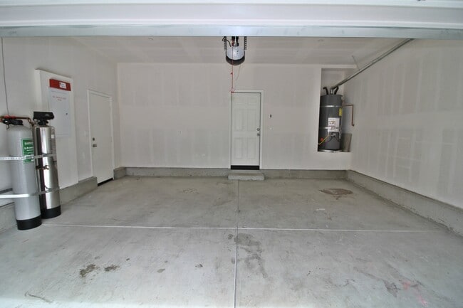 Building Photo - Oxnard | 3 bed + 2.5 bath single-family ho...
