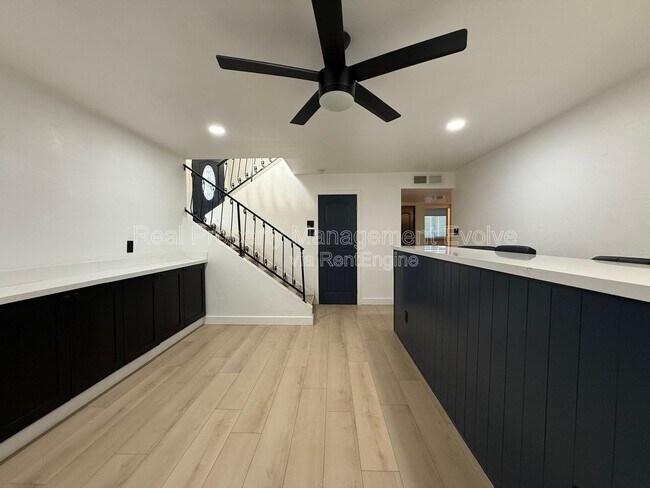 Building Photo - 429 E Greenway Dr