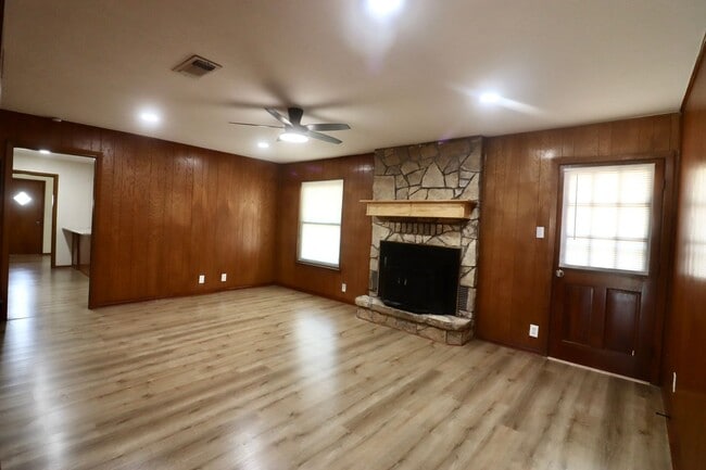 Building Photo - FOR LEASE in Brock ISD!! Updated 3 BR - 2 ...