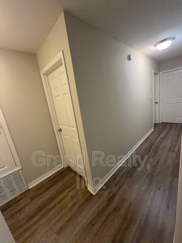 Building Photo - 6464 Outer Dr
