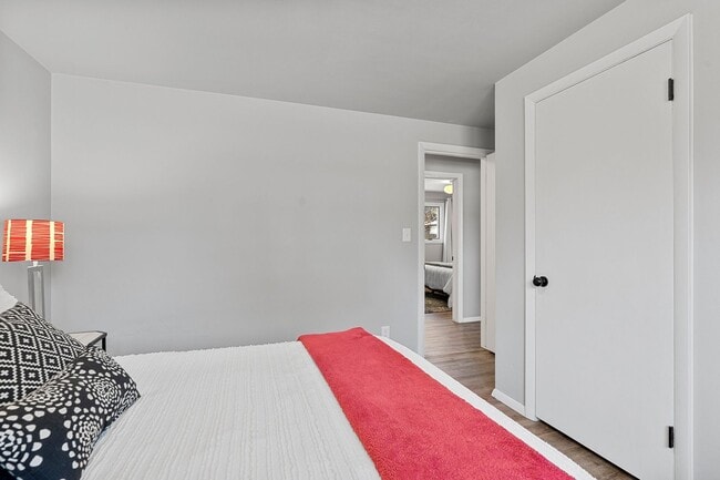 Building Photo - 3 BR 1.5 BA ranch house w/ large garage