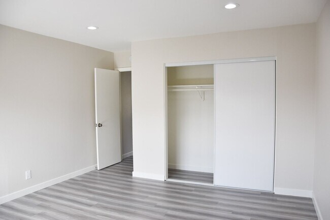 Building Photo - Olive (815) North