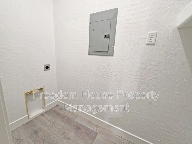 Building Photo - 1121 Sixshooter Ave