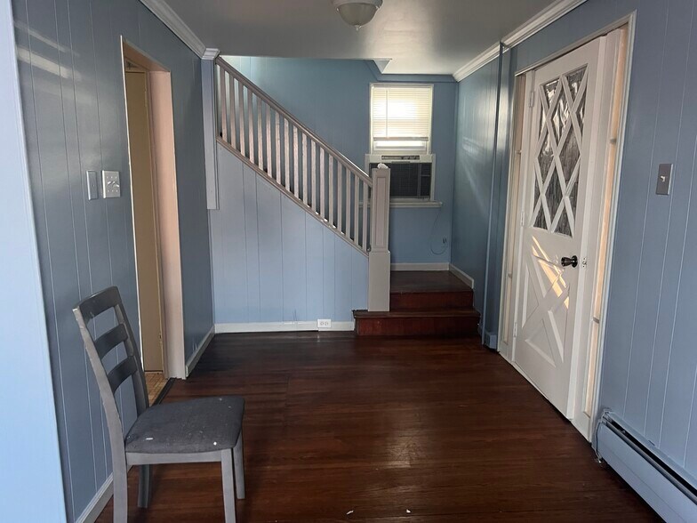 Foyer - 1726 Temple Ave