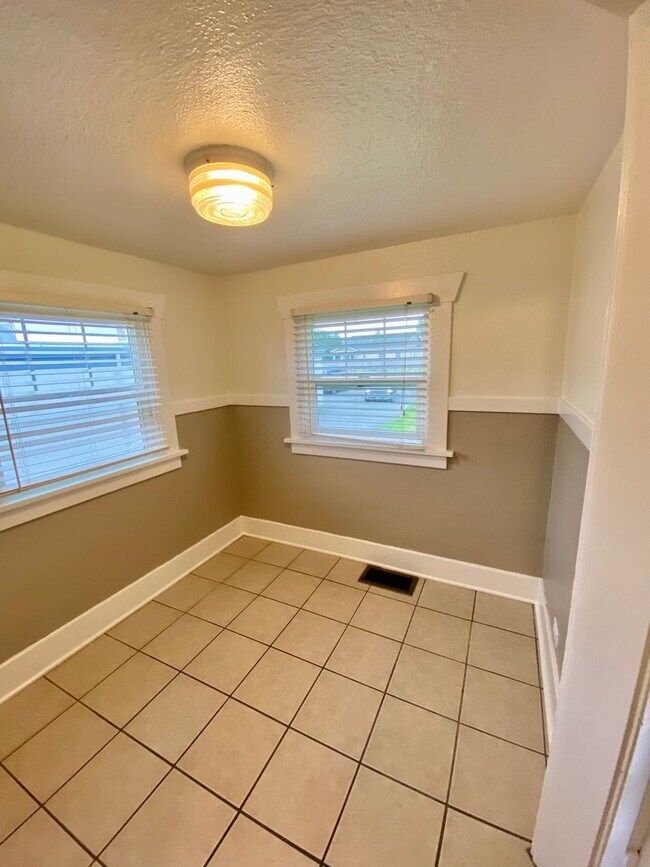 Building Photo - 15721 Main St E