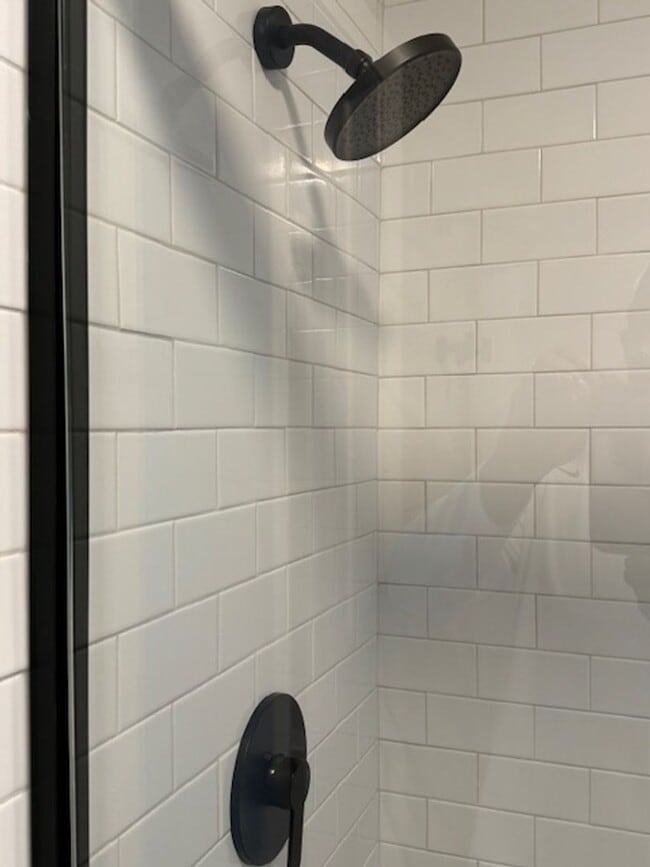 Building Photo - Newly Renovated Unit!