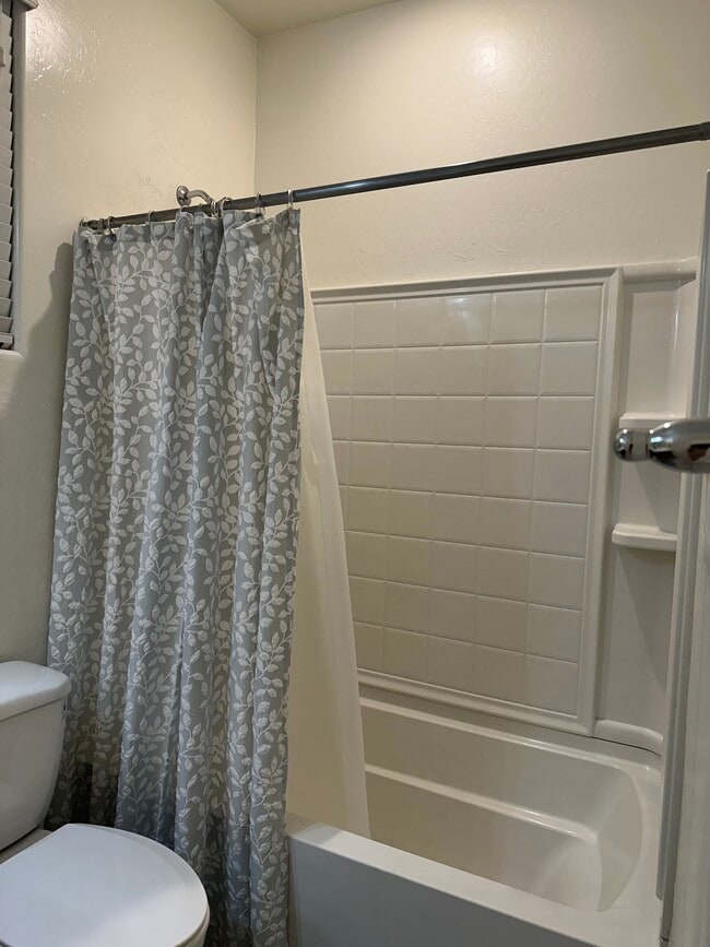 Building Photo - Layton Lake Home Room for Rent