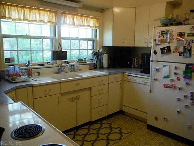 Building Photo - Larchmont