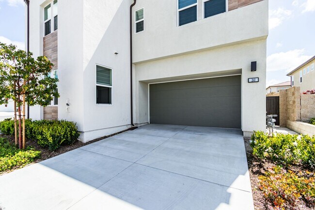 Building Photo - Incredible Fully Furnished New Home In Lak...