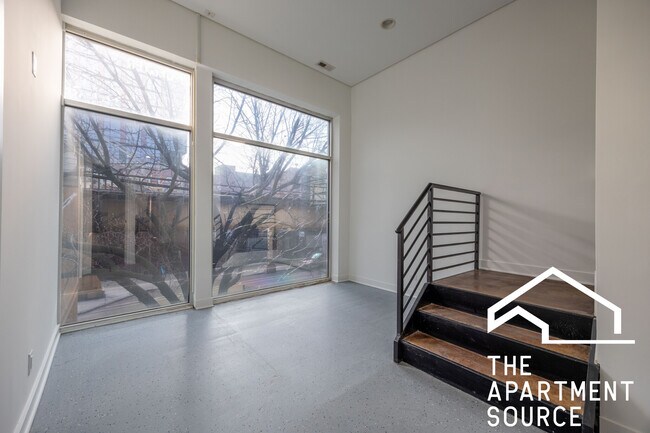 Building Photo - 1002 W Lake St