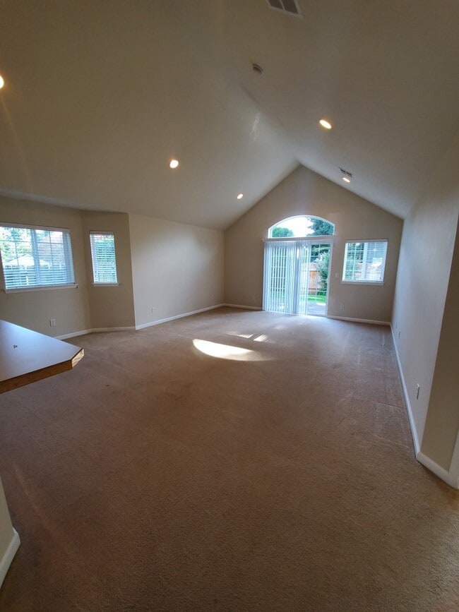 Building Photo - Lovely Townhome in North Gilham!