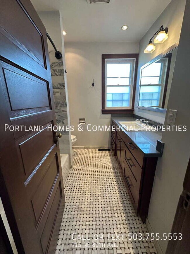 Building Photo - 915 NE 80th Ave