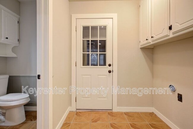 Building Photo - 314 N Lakeside Terrace