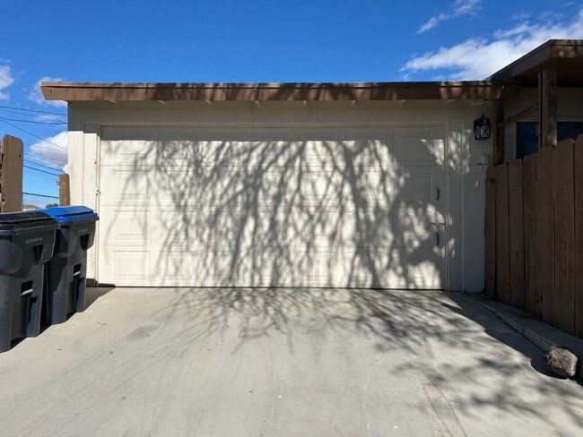 Building Photo - 401 N Norma St