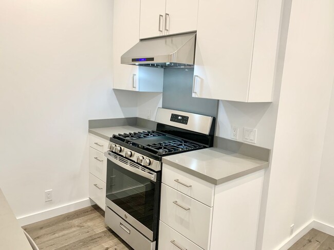 Building Photo - 2BR/1BA Valencia Corridor Luxury Garden Fl...