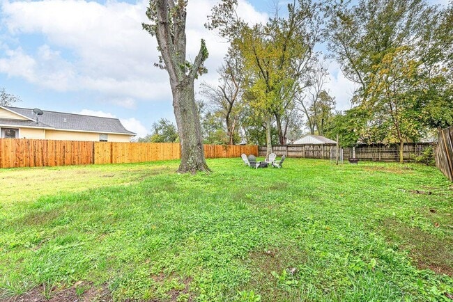 Building Photo - 983 N Main St