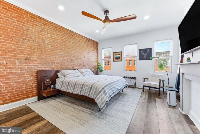 Building Photo - 737 Dolphin St