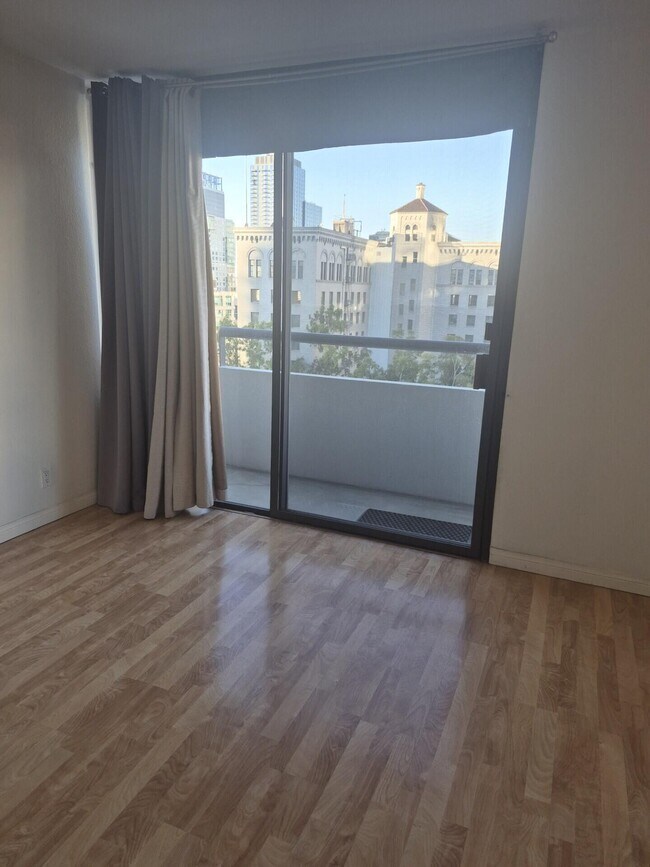 Building Photo - 600 W 9th St