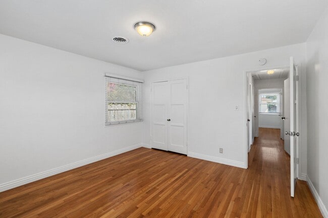 Building Photo - Lovely College Area Home