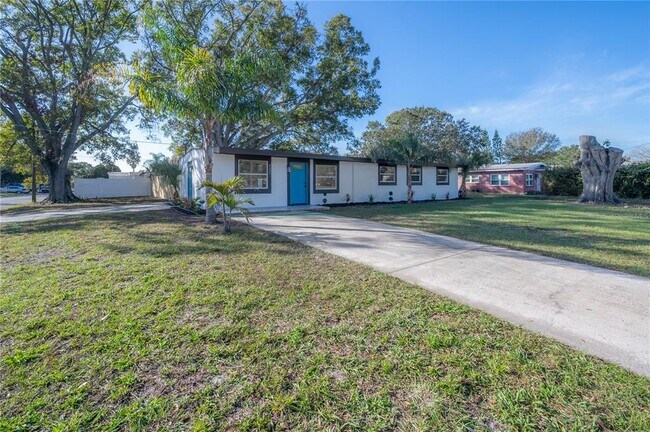 Building Photo - 4002 W Fairview Heights