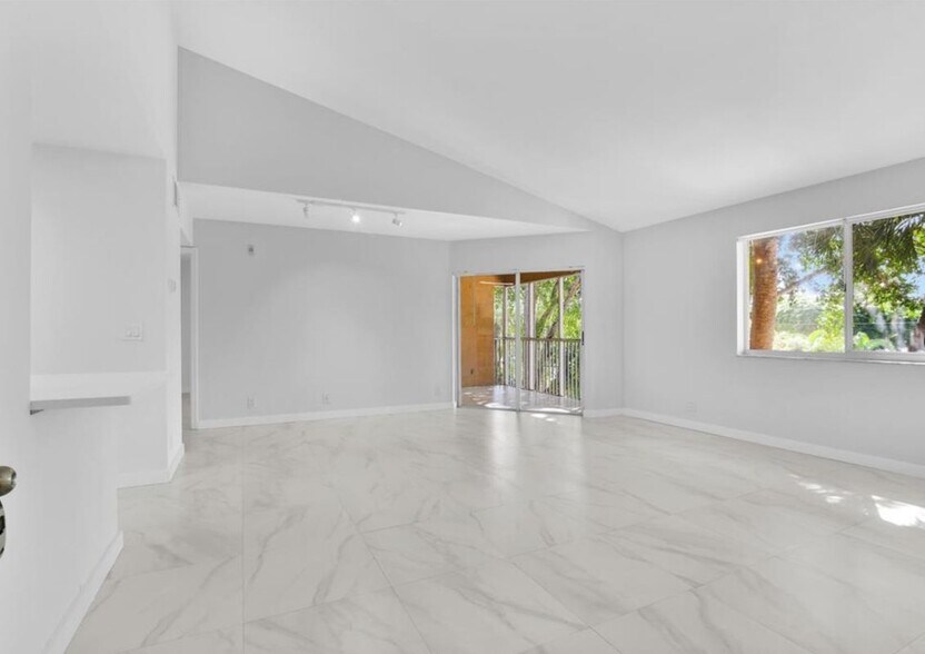 Building Photo - 3430 Pinewalk Dr N