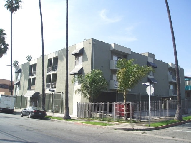 Building Photo - 935 S Mariposa Ave