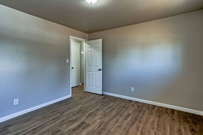 Building Photo - 2 Bedroom 1 Bath Duplex in the heart of Lo...