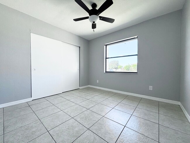 Building Photo - 4133/4135 SW 7th Pl Duplex