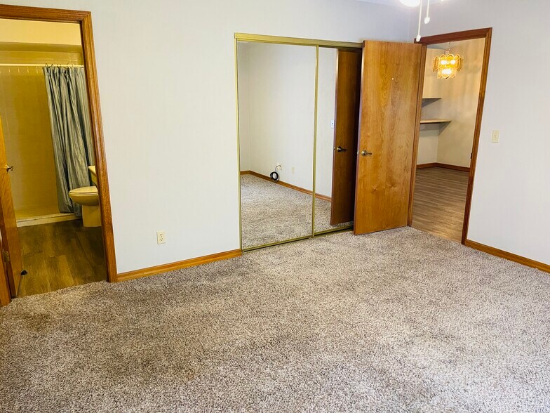 Building Photo - 1113 Oak Forest Cir