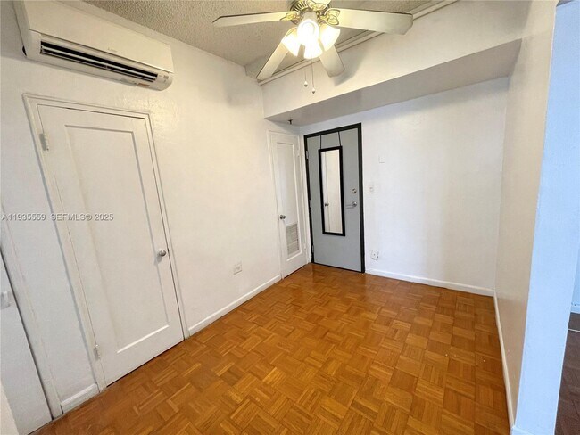 Building Photo - 901 Collins Ave