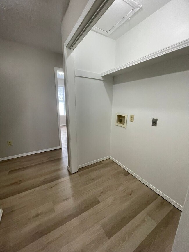 Building Photo - 531-B N Oak Grove Ave